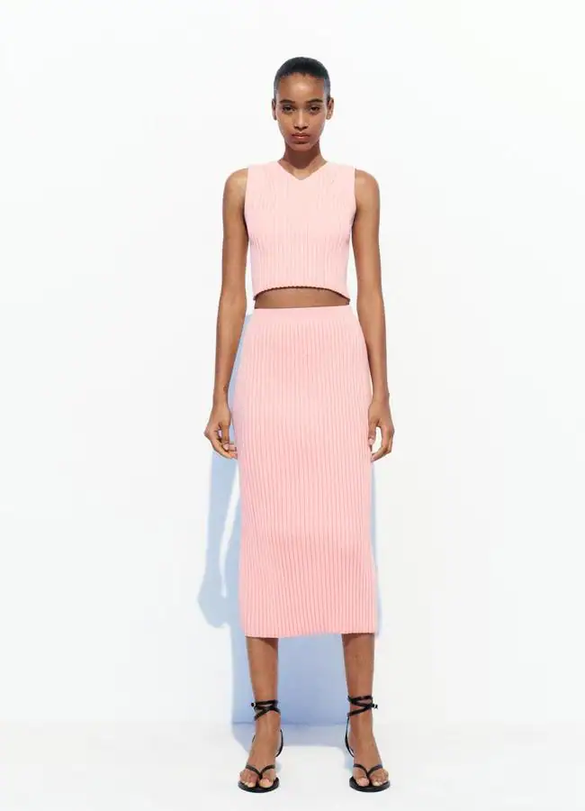 Conjunto de punto en color rosa de Zara.