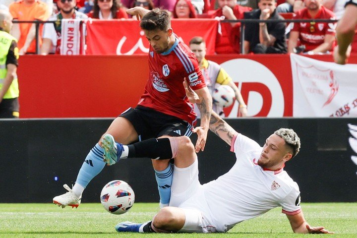 Ocampos ante el Celta. (EFE)
