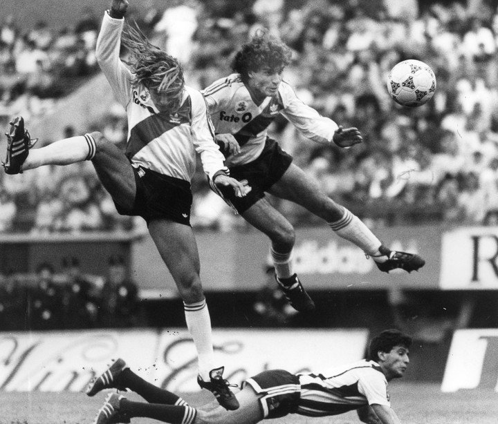 Ruggeri con Caniggia, dos de las figuras de equipazo que tenía River.