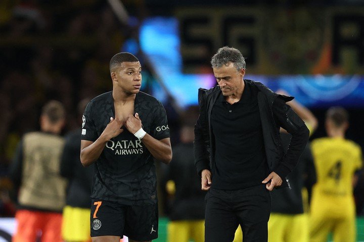 Mbappé y su entrenador, el español Luis Enrique. (AFP)