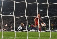 Los campeones del mundo se divierten en la Europa League: goles de Dybala y Alexis Mac Allister y asistencia de Paredes