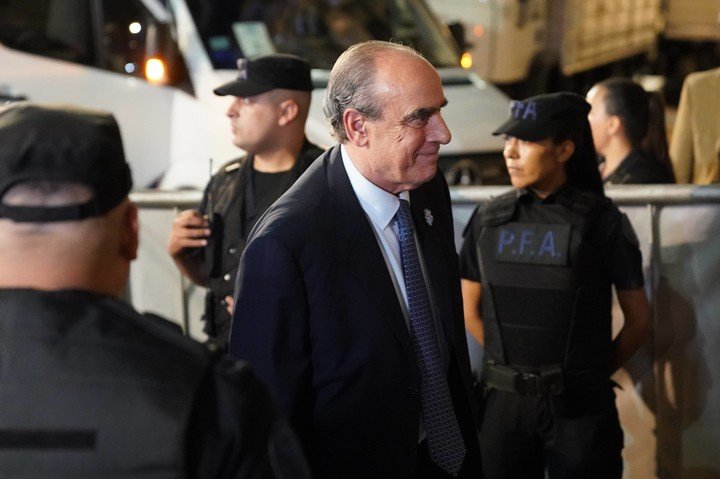 Guillermo Francos, al ingresar al Congreso para la apertura de sesiones legislativas. Foto Juano Tesone 
