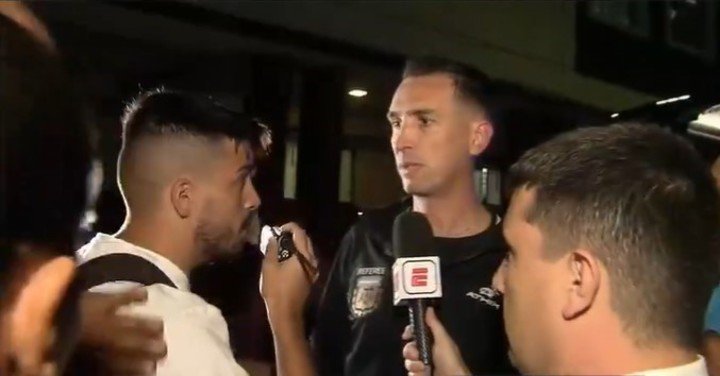Pablo Dóvalo, el árbitro de las polémicas en Barracas Central vs Independiente, durante su salida del estadio de Huracán.