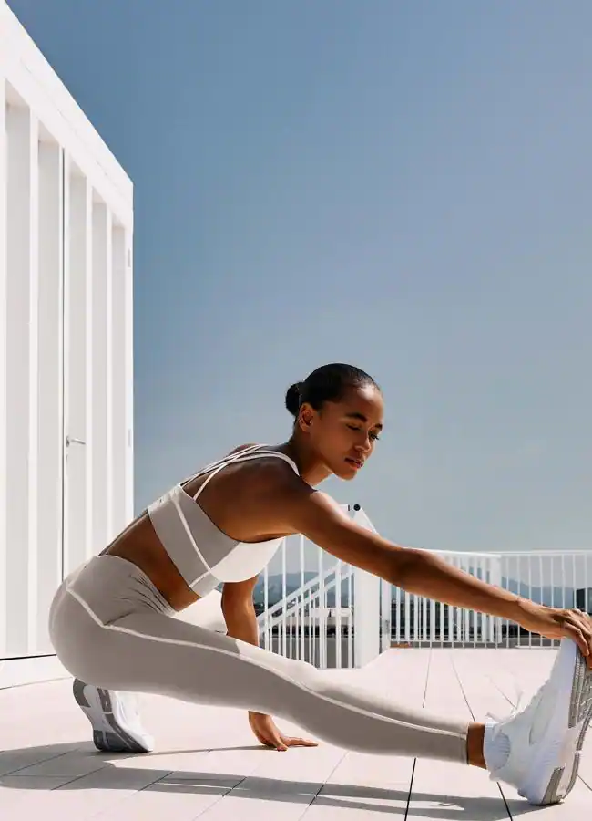 Mujer haciendo ejercicio. / OYSHO