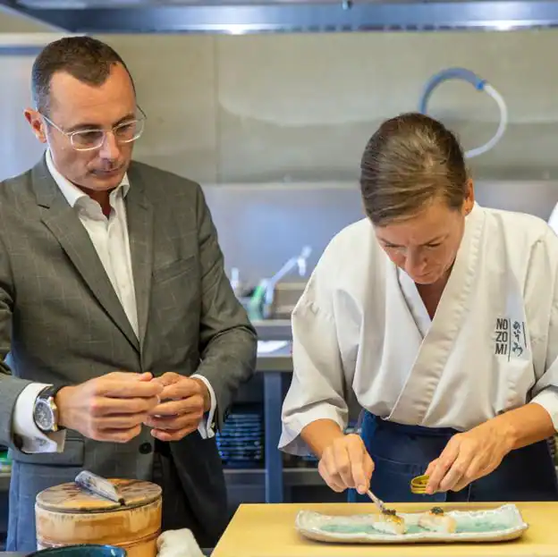 Nuria y José Miguel, propietarios del restaurante valenciano Nozomi, preparando uno de sus platos.