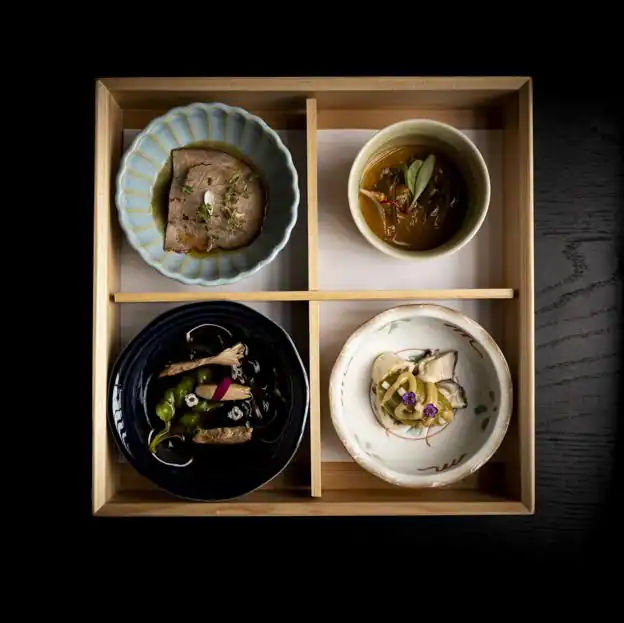 Algunas de las creaciones que podemos encontrar en el omakase del restaurante madrileño Zuara Sushi.