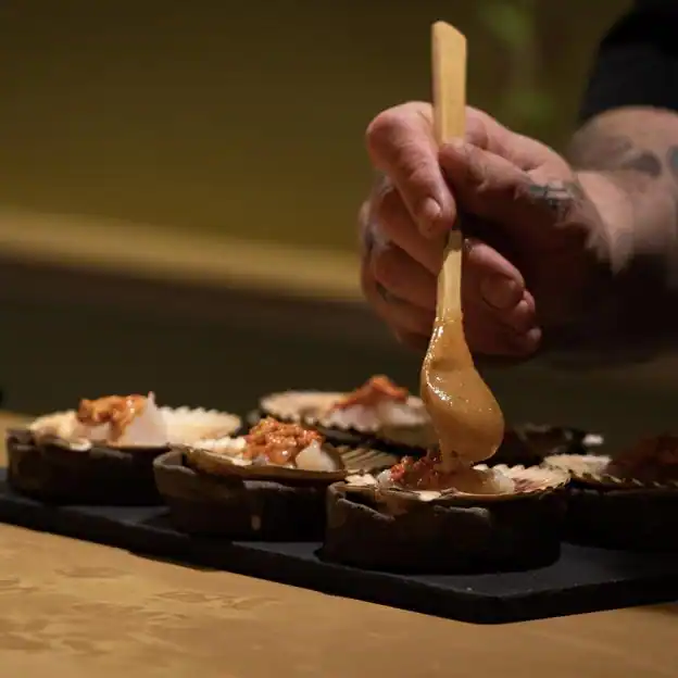 Una de las creaciones que podemos disfrutar en el omakase del restaurante Kinu Sevilla. 