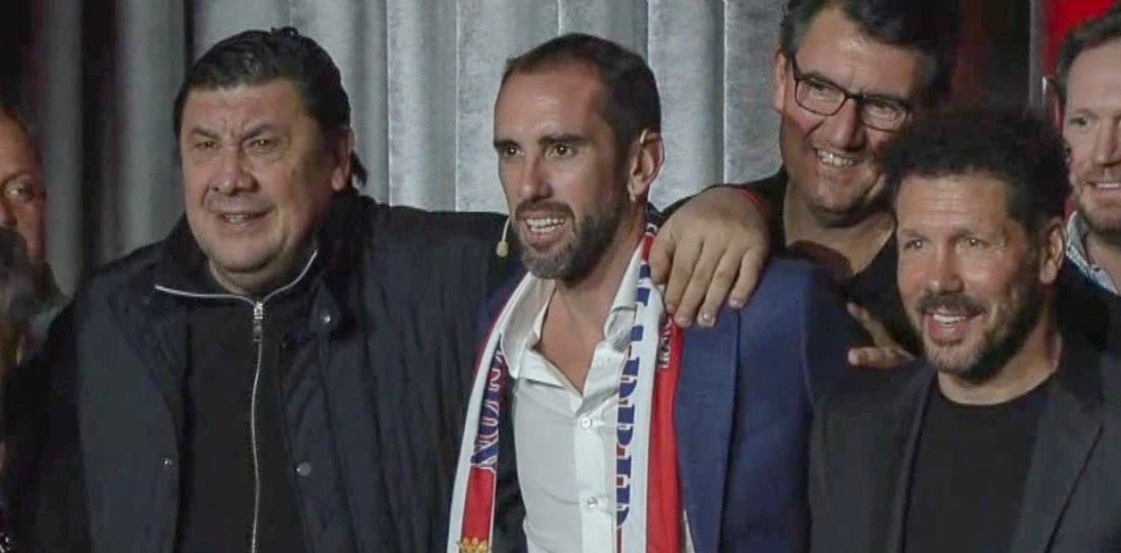 El reencuentro entre Burgos y Simeone en el homenaje a Godín. EFE/EFE-TV