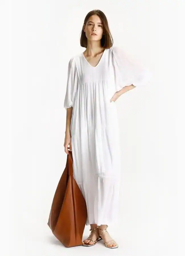 el vestido queda bien con sandalias planas.