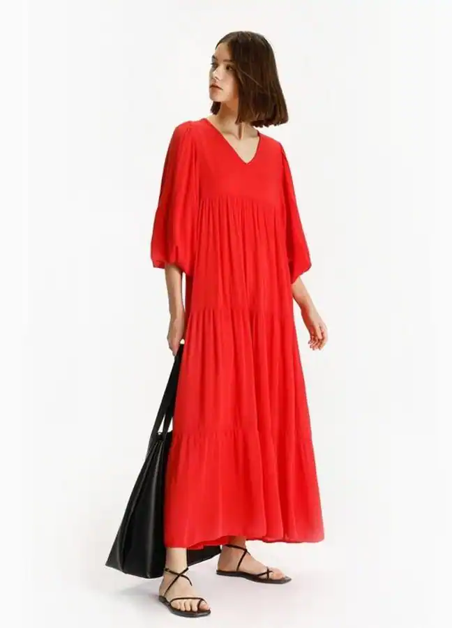 El vestido de Lefties es de color rojo.