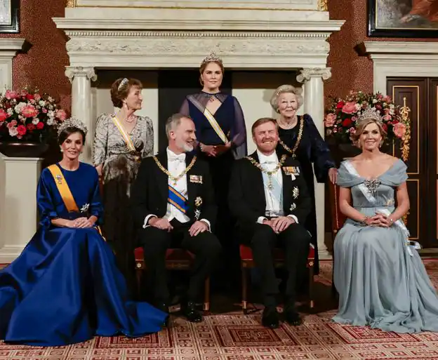 El posado oficial de los reyes de España y Holanda junto a Amalia, la princesa Beatriz y su hermana la princesa Margarita.