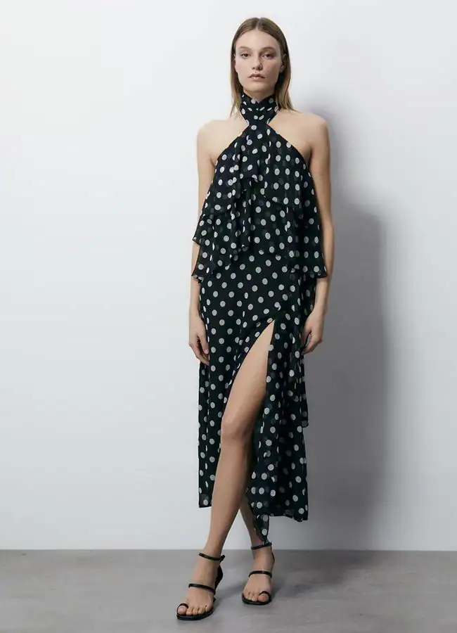 Vestido de lunares de Sfera, 49,99 euros.