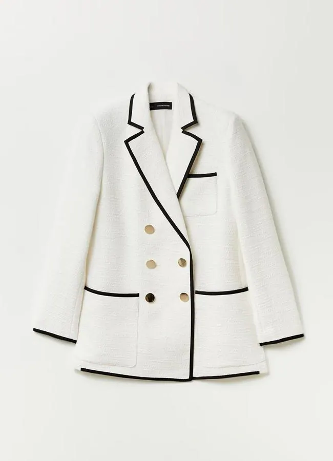 Blazer blanca con ribetes de Sfera, 69,99 euros.