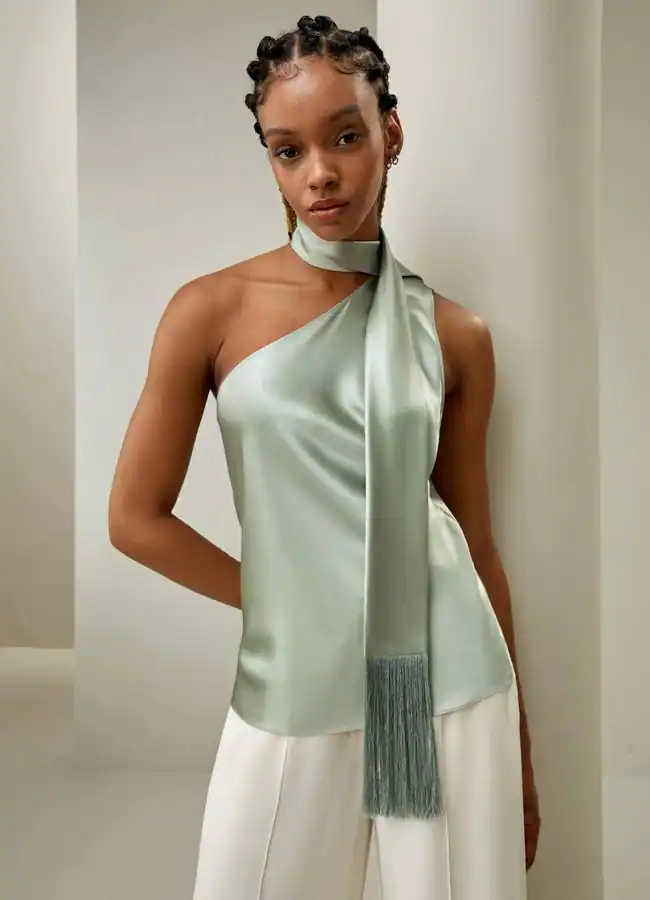 Top con un hombro en seda con foulard de flecos