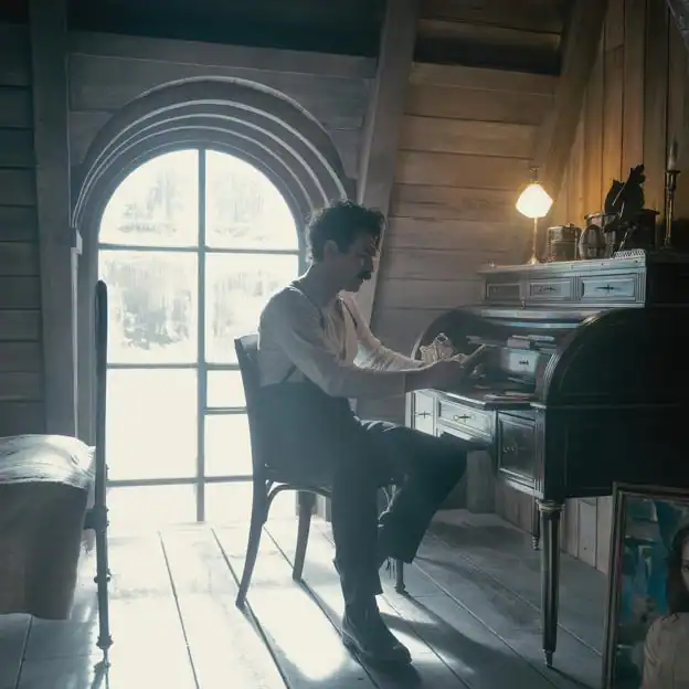 El conde Rostov, interpretado por Ewan McGregor, en su habitación en el hotel Metropol de Moscú.