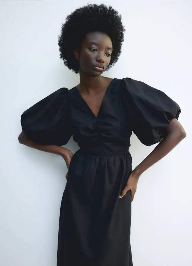 Vestido anchito negro con mangas abullonadas