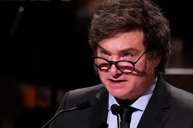 Javier Milei defendió al ministro de Economía, Luis Caputo, y se confrontó a los economistas. (AP Foto/Natacha Pisarenko)