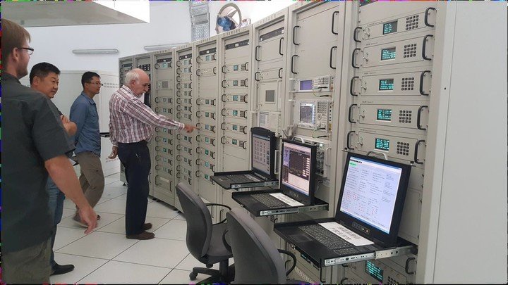 Técnicos argentinos controlan los paneles de comunicaciones de la estación espacial china.