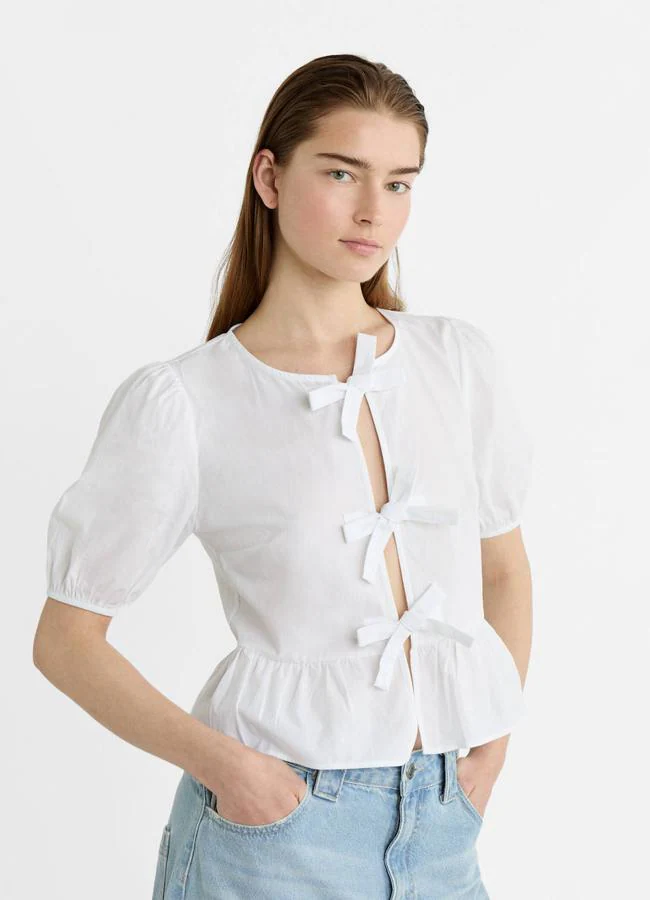 Blusa con detalle de lazos