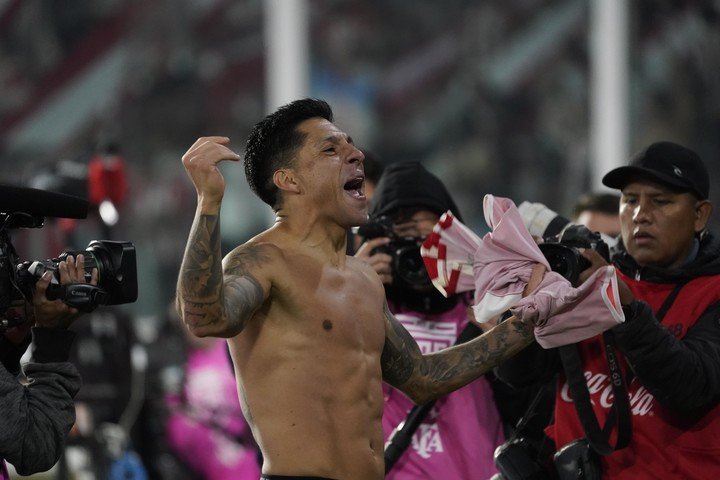 El festejo de Enzo Pérez tras la clasificación de Estudiantes de La Plata. Foto: Fernando de la Orden / Clarín