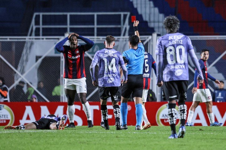 El árbitro chileno Felipe González le saca la roja a Jhohan Romaña. EFE/ Luciano González