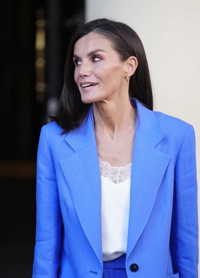 La reina Letizia con un traje azul de El Corte Inglés. / LIMITED PICTURES