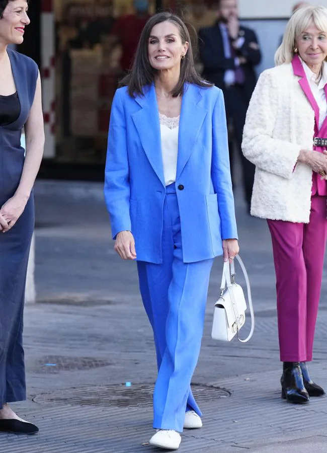 La reina Letizia paseando por la Gran Vía de Madrid. / LIMITED PICTURES