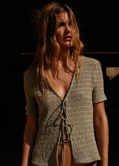 Top con lazos de Zara (15,99 euros)