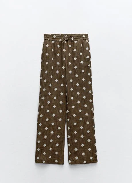 Pantalones con bordados de Zara (35,99 euros)