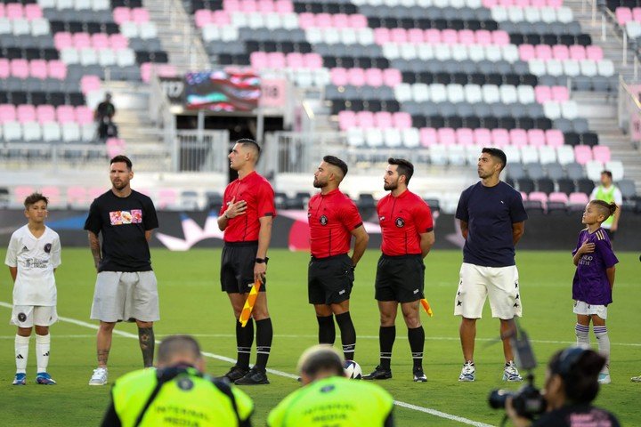 Thiago y Lionel Messi de un lado y Luis Suárez y el capitán de Orlando City. Foto: AFP