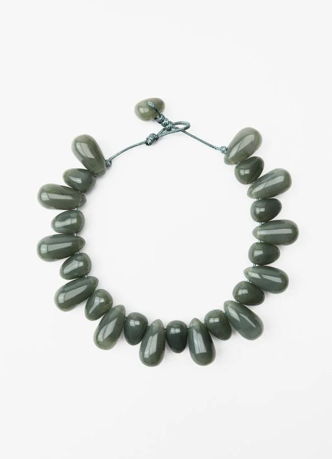 Collar de piedras en color verde de Zara.