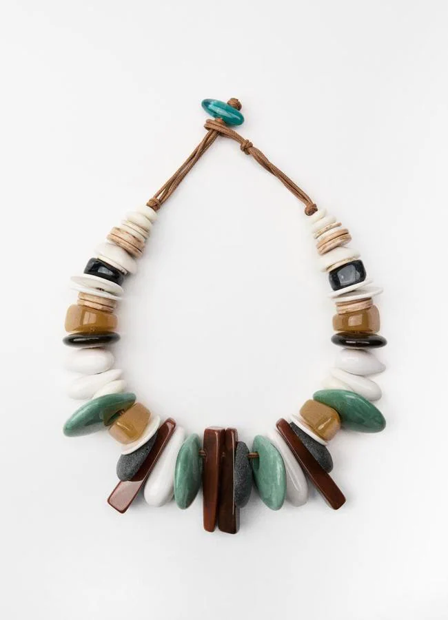 Collar con piedras multicolor de Zara. 