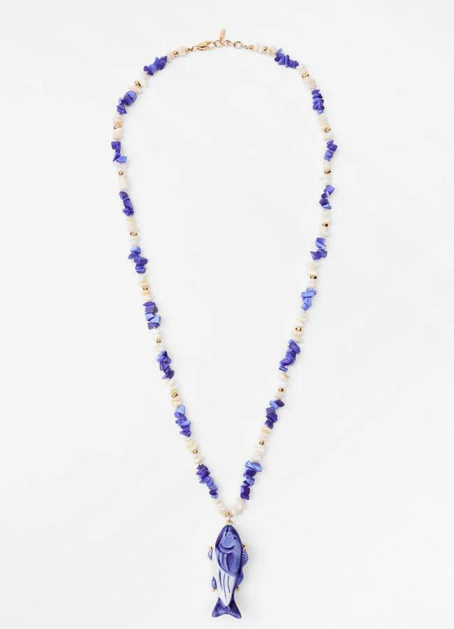 Collar de piedras con detalle de pez de Zara.