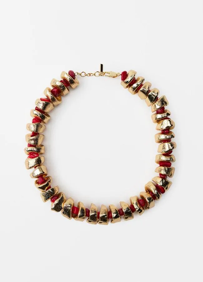 Collar con piedras en rojo y detalles dorados de Zara.