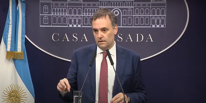 El vocero presidencial Manuel Adorni también negó que Milei vaya a pedir disculpas a Sánchez.