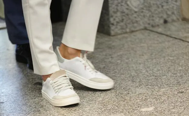 Letizia luciendo unas cómodas zapatillas de deporte. 