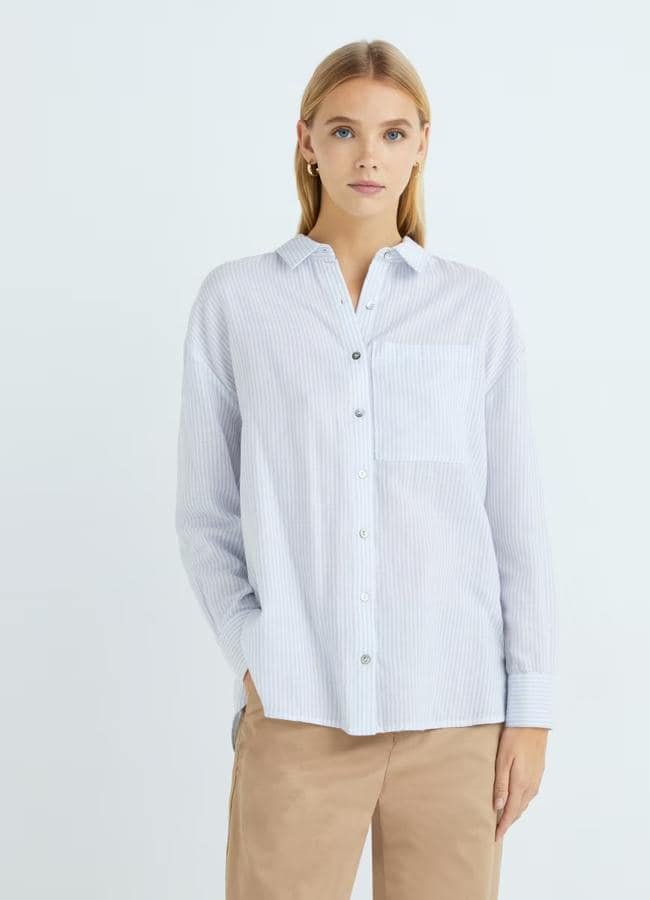 Camisa con estampado de rayas de Hipercor.