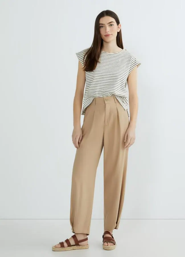 Pantalones sastre con fruncido en el bajo de Hipercor.