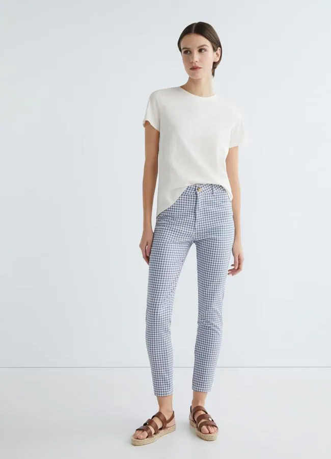 Pantalones con estampado vichy de Hipercor.