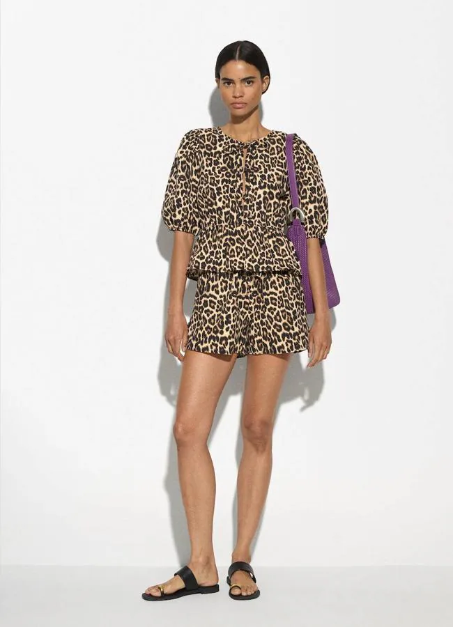Look de leopardo con blusa y bermudas