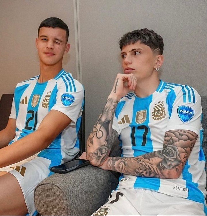 Valentín Carboni y Alejandro Garnacho, durante el backstage del Media Day de la Selección Argentina en la Copa América 2024.