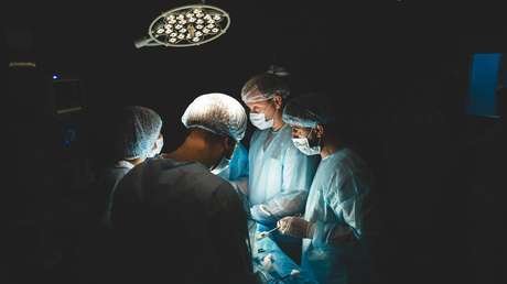 Demandan a un cirujano con un trastorno neurológico por causar cientos de lesiones graves a sus pacientes mientras su hospital lo ignoraba