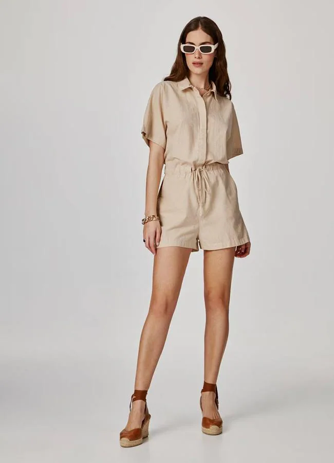 Mono corto beige en tejido de lino