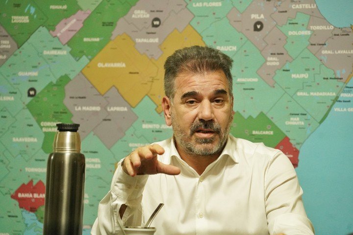 Ritondo, con el mate y el mapa de la Provincia detrás suyo. Foto: Martín Bonetto.