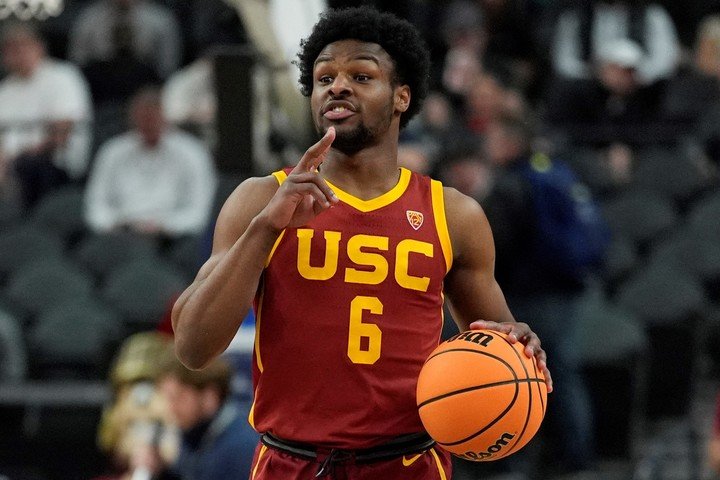 Bronny James, liderando el ataque de los Trojans de USC, durante la temporada de la NCAA. Foto: AP