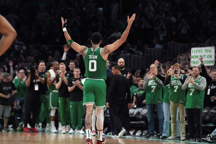 Brazos en alto: Tatum recibió una tremenda ovación el 14 de mayo del año pasado tras anotar 51 puntos frente a los 76ers. Foto: AP 