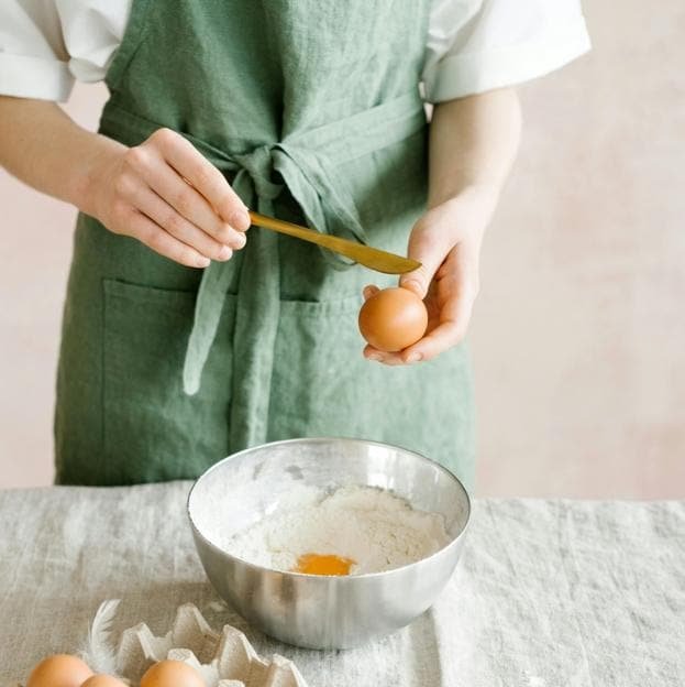 Mujer cocinando con huevo