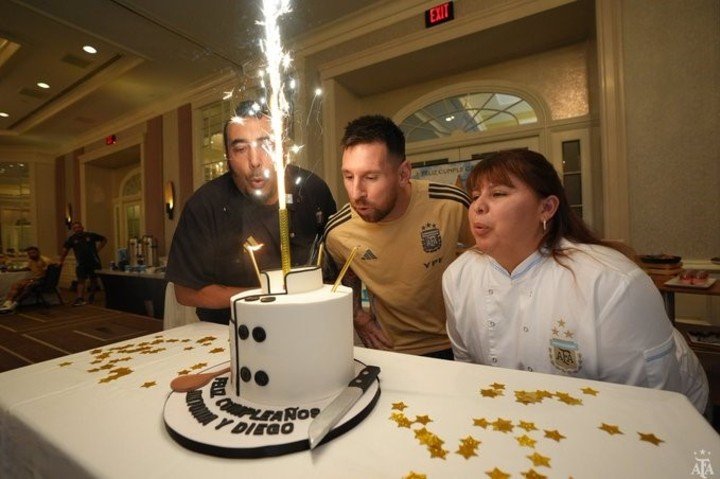 Messi con Diego y Antonia, los cocineros del plantel