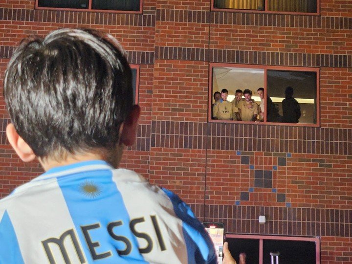 Messi salió a saludar por la ventana del hotel.