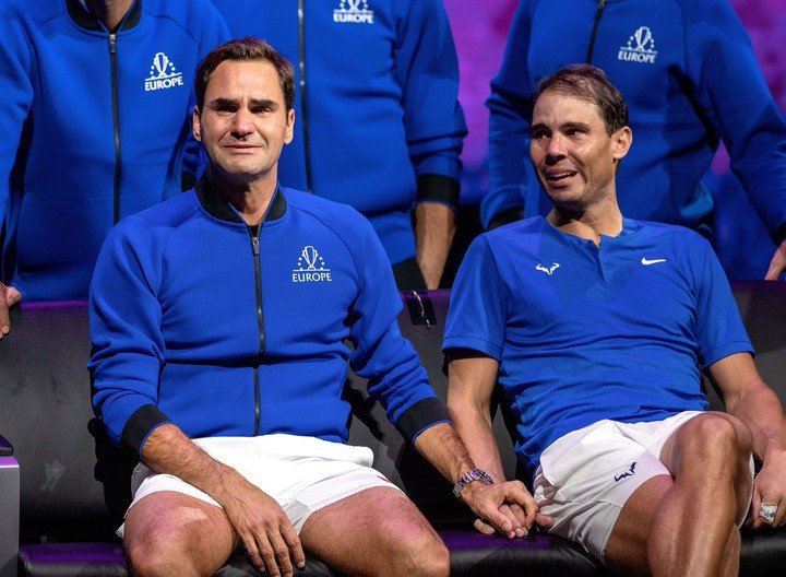 "Esa foto refleja nuestra camaradería, nuestra amistad y también la rivalidad, todo en una sola imagen", dijo Federer sobre la imagen de él y Nadal tomados de la mano. Foto @atptour